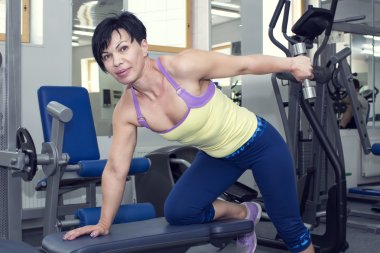 Spor salonunda egzersiz yapan kadın.