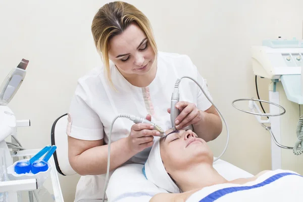 Massagem e tratamento facial — Fotografia de Stock