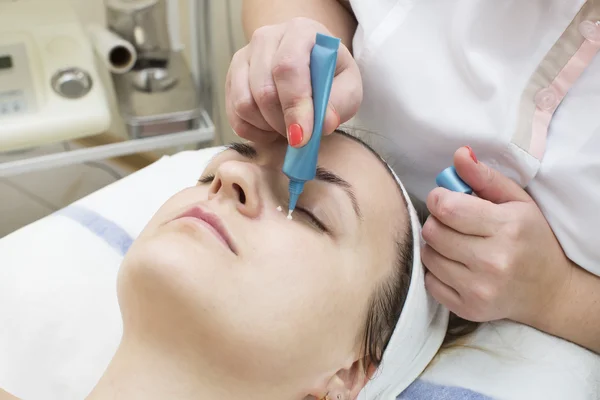 Woman at salon during massage — Stock Photo, Image