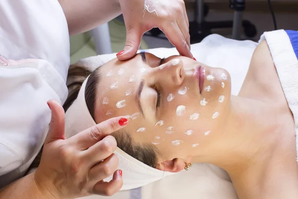 Massagem facial para mulher — Fotografia de Stock