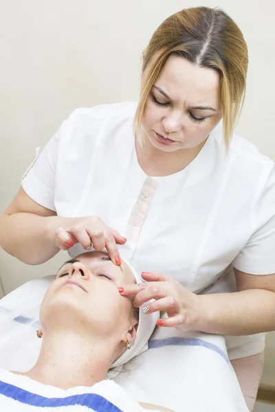 Massagem e tratamento facial — Fotografia de Stock