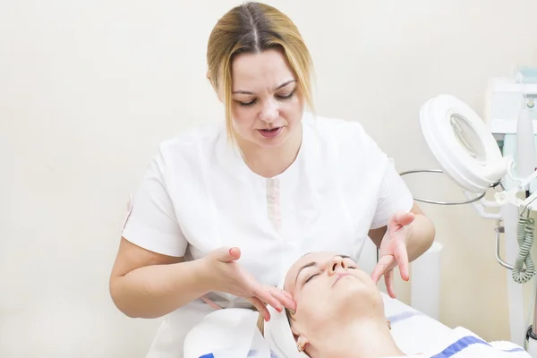 Massage und Gesichtsbehandlung — Stockfoto