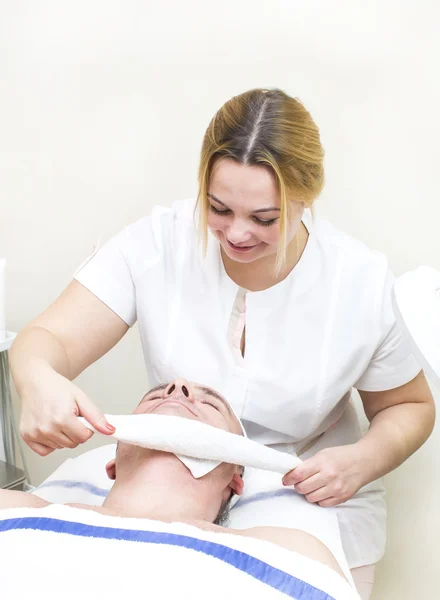 Hombre durante el tratamiento facial —  Fotos de Stock