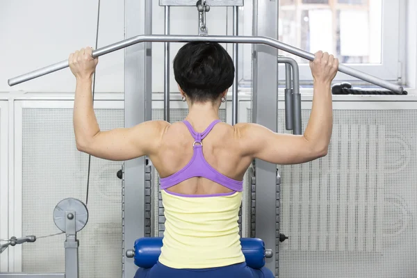 Mujer haciendo ejercicio en el gimnasio —  Fotos de Stock