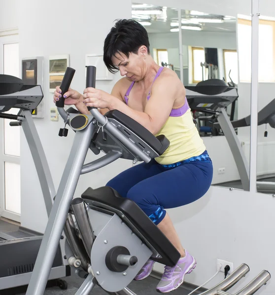 Vrouw in de sportschool — Stockfoto