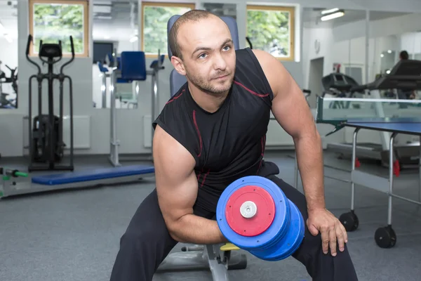 Entrenamiento de hombre en gimnasio — Foto de Stock