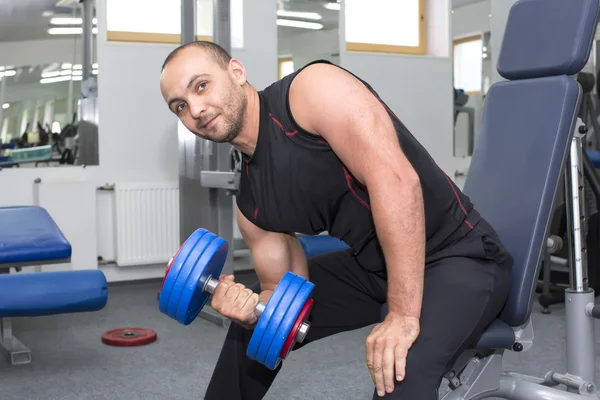 Entraînement d'homme en gym — Photo