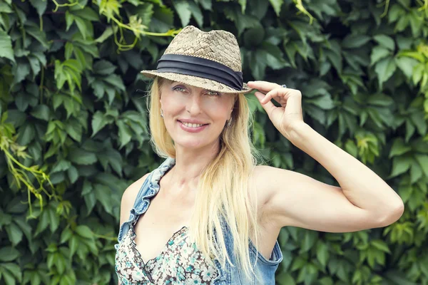 Mujer posando con sombrero —  Fotos de Stock