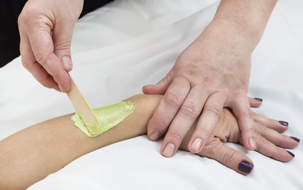 Mulher no salão fazendo depilação — Fotografia de Stock