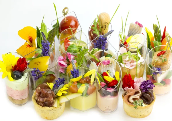 Canapés com flores comestíveis — Fotografia de Stock