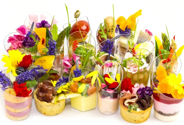 Canapes with edible flowers — Stock Photo, Image