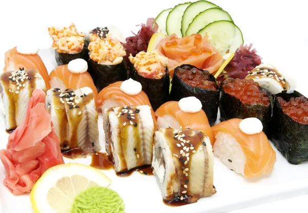 Японские вкусные суши-роллы — стоковое фото
