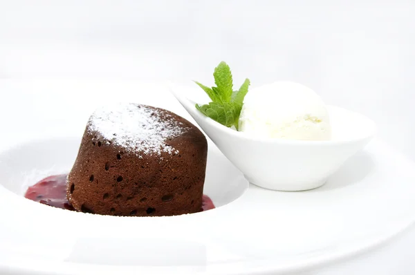 Ice cream met chocolade cake — Stockfoto