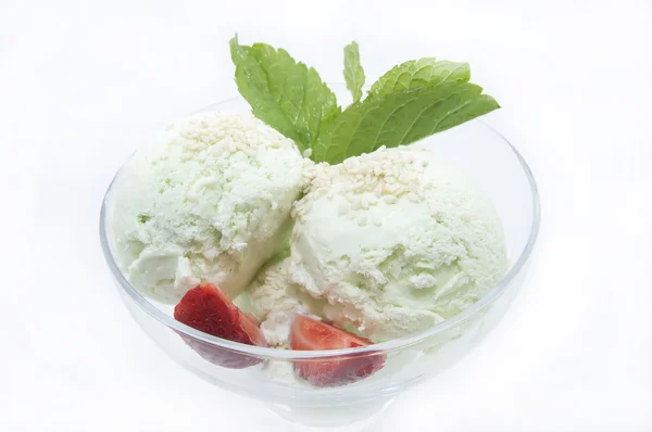 Helado decorado con menta —  Fotos de Stock