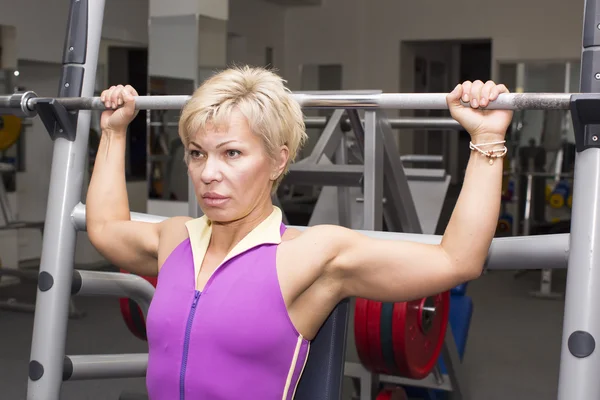 Mujer adulta haciendo ejercicio —  Fotos de Stock