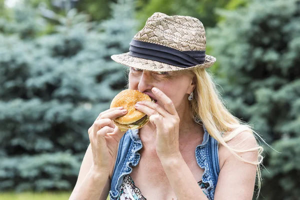 ハンバーガーを食べる女性 — ストック写真