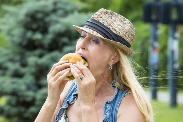 ハンバーガーを食べる女性 — ストック写真