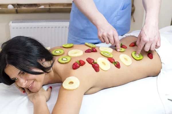 Femme obtenir massage aux fruits — Photo