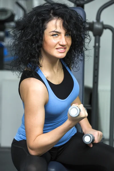 Kobieta ćwiczy na siłowni — Zdjęcie stockowe
