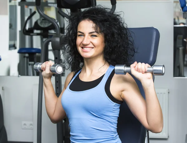 Kobieta ćwiczy na siłowni — Zdjęcie stockowe