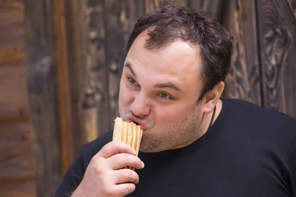 Hombre comiendo hot dog —  Fotos de Stock