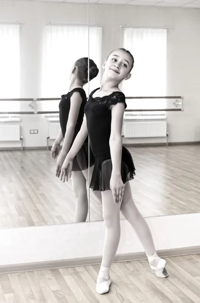 Chica haciendo ejercicio de ballet —  Fotos de Stock