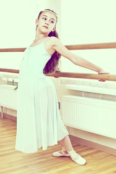 Chica haciendo ejercicio de ballet —  Fotos de Stock