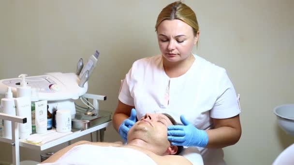 Man in beauty salon — Stock Video