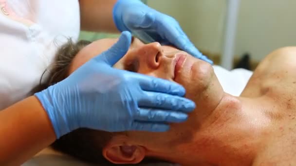 Man in beauty salon — Stock Video