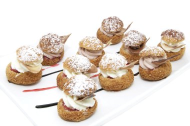 vanilyalı dondurma ile profiterol