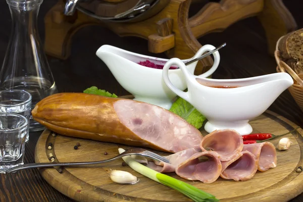 Wurst auf Holzteller — Stockfoto