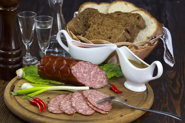 Salchicha sobre plato de madera — Foto de Stock