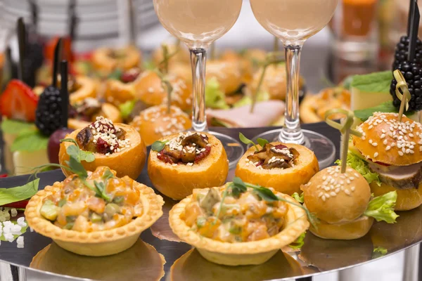 Canapés de fromage, de viande et de fruits de mer — Photo