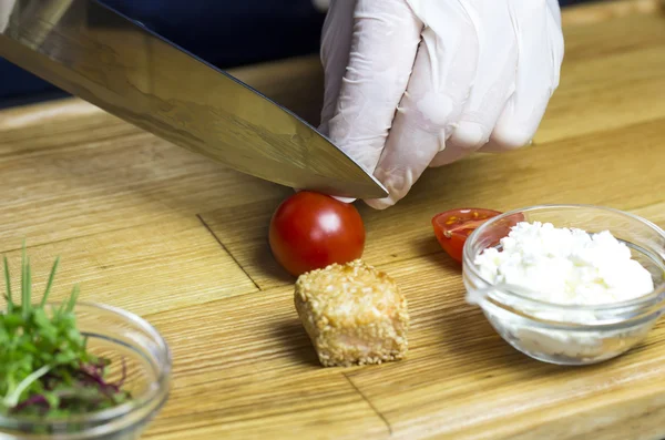 Cook prepares canapes — Stock Photo, Image