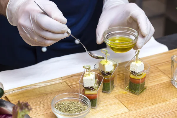 Cook preparing canapes — Stock Photo, Image