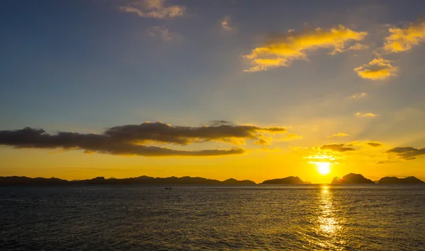 Hermoso atardecer en Filipinas — Foto de Stock