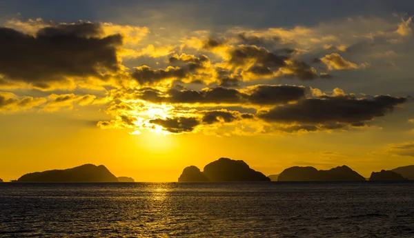 Hermoso atardecer en Filipinas — Foto de Stock