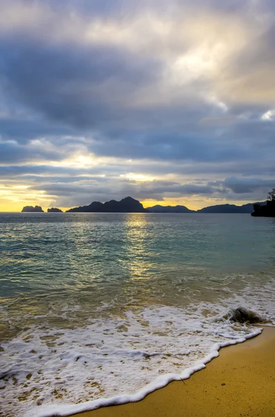 Hermoso atardecer en Filipinas — Foto de Stock