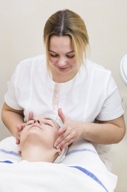 kozmetik kullanarak yüz peeling