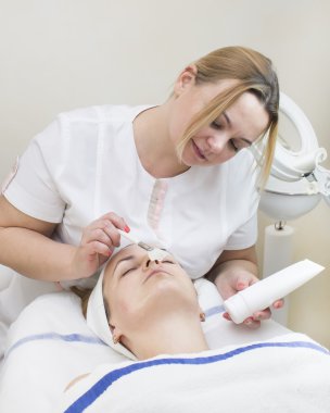 kozmetik kullanarak yüz peeling