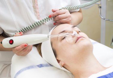 kozmetik kullanarak yüz peeling