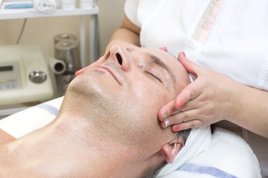 Adam yüz tedavisi sırasında