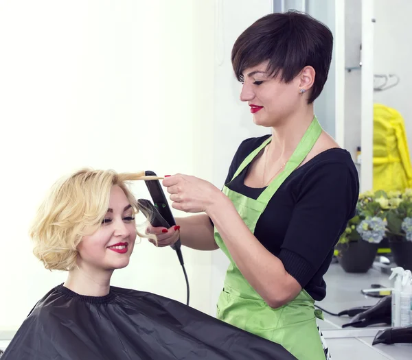 女人做发型 — 图库照片