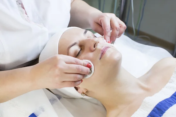 Cáscaras faciales utilizando cosméticos —  Fotos de Stock