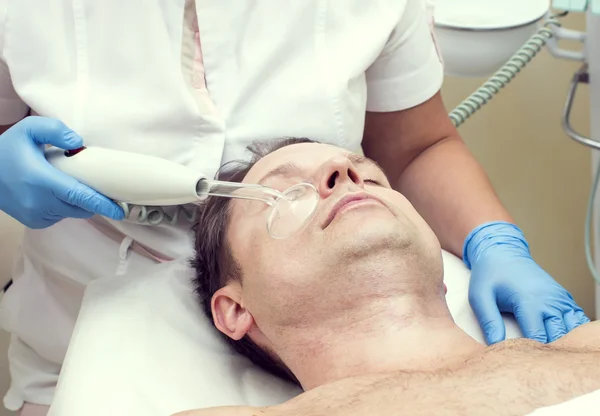 Man in beauty salon — Stock Photo, Image