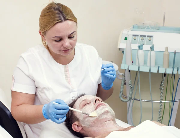 Mann im Schönheitssalon — Stockfoto