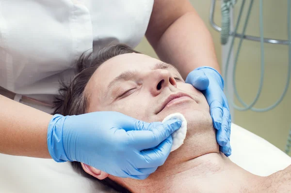 Homme dans le salon de beauté — Photo