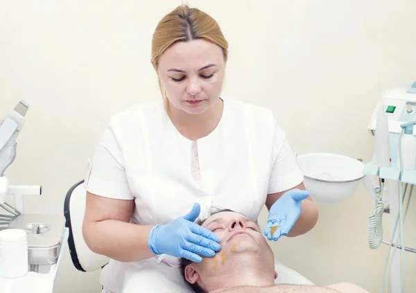 Hombre en salón de belleza —  Fotos de Stock