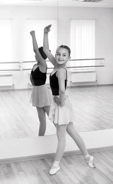 Girl doing ballet exercise — Stock Photo, Image