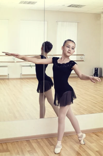 Fille faire ballet exercice — Photo